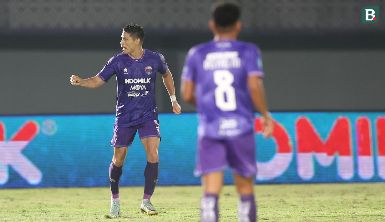 <p>Selebrasi pemain Persita Tangerang, Ramiro Fergonzi (kanan) setelah mencetak gol pertama timnya ke gawang PSS Sleman pada laga pekan ke-9 BRI Liga 1 2023/2024 di Stadion Indomilk Arena, Tangerang, Jumat (18/8/2023). (Bola.com/Abdul Aziz)</p>