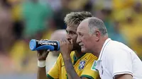 Pelatih Brasil, Luiz Felipe Scolari (kanan) memberikan instruksi kepada Neymar saat berlaga di babak 16 besar Piala Dunia 2014 di Stadion Mineirao, Belo Horizonte, (28/6/2014). (REUTERS/Sergio Perez) 