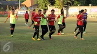 Sejumlah pesepakbola Bali United berlari kecil saat latihan jelang laga perdana turnamen Piala Presiden 2015 di Lapangan Trisakti, Legian, Bali, Sabtu (29/8/2015). Bali United akan berlaga di Grup C Piala Presiden 2015. (Liputan6.com/Helmi Fithriansyah)