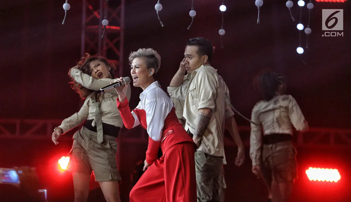 Aksi Agnez Mo saat tampil dalam malam puncak HUT ke-28 SCTV di ICE BSD, Tangerang, Banten, Jumat (24/8). Tema yang diusung dalam Hut ke-28 SCTV adalah The Greatest Celebration. (Liputan6.com/Faizal Fanani)