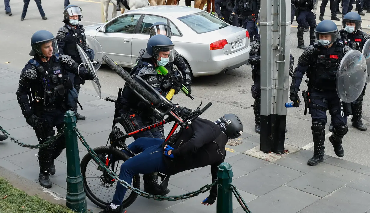 Seorang demonstran ditangkap saat petugas polisi membubarkan protes terhadap peraturan Covid-19 di Melbourne (21/9/2021). Polisi telah menangkap setidaknya 44 orang setelah adegan liar, di mana beberapa petugas diduga terluka. (AFP/Con Chronis)