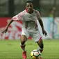 Pemain Persipura Jayapura, Boaz Atururi saat melawan Persija  pada lanjutan Liga 1 Gojek bersama Bukalapak di Stadion Pakansari, Bogor, (25/5/2018).  Persija menang 2-0. (Bola.com/Nick Hanoatubun)