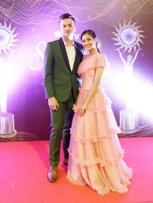 Selalu menjadi lawan main di beberapa judul sinetron, Syifa dan Rizky pun juga sering hadir di acara-acara penghargaan insan pertelevisian. Seperti halnya mereka hadir di ajang penghargaan SCTV Awards beberapa waktu lalu. (Instagram/cutsyifaa)