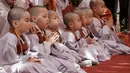 Sejumlah anak lelaki setelah kepalanya dicukur saat kebaktian merayakan ulang tahun ke-2.563 Buddha di Kuil Jogye di Seoul, Korea Selatan, Senin (22/4). Sepuluh anak terpilih mendapatkan pengalaman menjadi biksu dalam rangkaian acara peringatan hari lahir Buddha (AP/Ahn Young-joon)