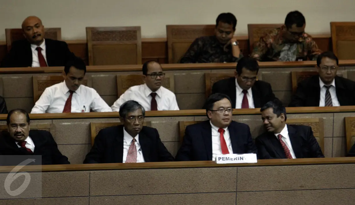 Kementerian Keuangan mewakili pemerintah menghadiri rapat paripurna DPR RI ke-27 di Komplek Parlemen, Senayan, Jakarta, Jumat (20/5). Rapat yang membahas RAPBN Tahun Anggaran 2017 dipimpin oleh Wakil Ketua DPR Taufik Kurniawan. (Liputan6.com/Johan Tallo)