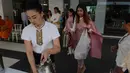 Para pekerja wanita mengenakan kostum tradisional mempersiapkan persembahan bagi para biksu Budha selama upacara keagamaan sebagai persiapan festival tahun baru Songkran di luar kantor di Bangkok, Thailand (9/4). (AFP Photo/Romeo Gacad)