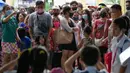 Wali murid menunggu siswa di sekolah umum di Kota Quezon, Filipina pada Rabu (2/11/2022). Jutaan siswa kembali ke sekolah umum di seluruh Filipina saat pemerintah memberlakukan kembali pembelajaran di kelas secara tatap muka setelah lebih dari dua tahun lockdown akibat pandemi virus corona. (AP Photo/Aaron Favila)