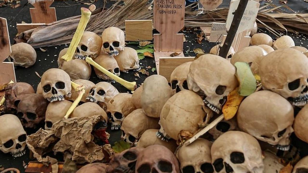 Instalasi ini bercerita tentang kekerasan Orde Baru yang menurut berbagai literasi membantai lebih dari 500.000 jiwa. Foto: Liputan6.com / Angga Yuniar