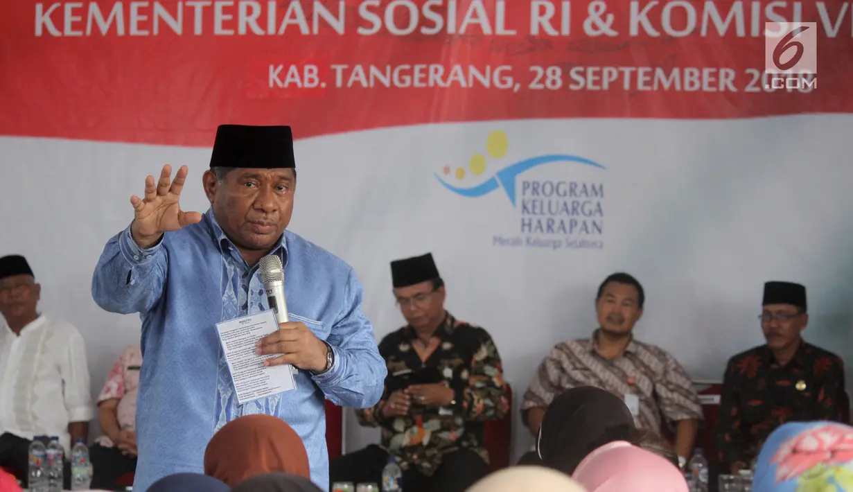 Ketua Komisi VIII DPR, M Ali Taher memberikan sambutan dihadapan 350 keluarga penerima dana Program Keluarga Harapan (PKH) tahap 3 di Desa Cikuya Kabupaten Tanggerang, Jumat (28/9). (Liputan6.com/HO/Agus)