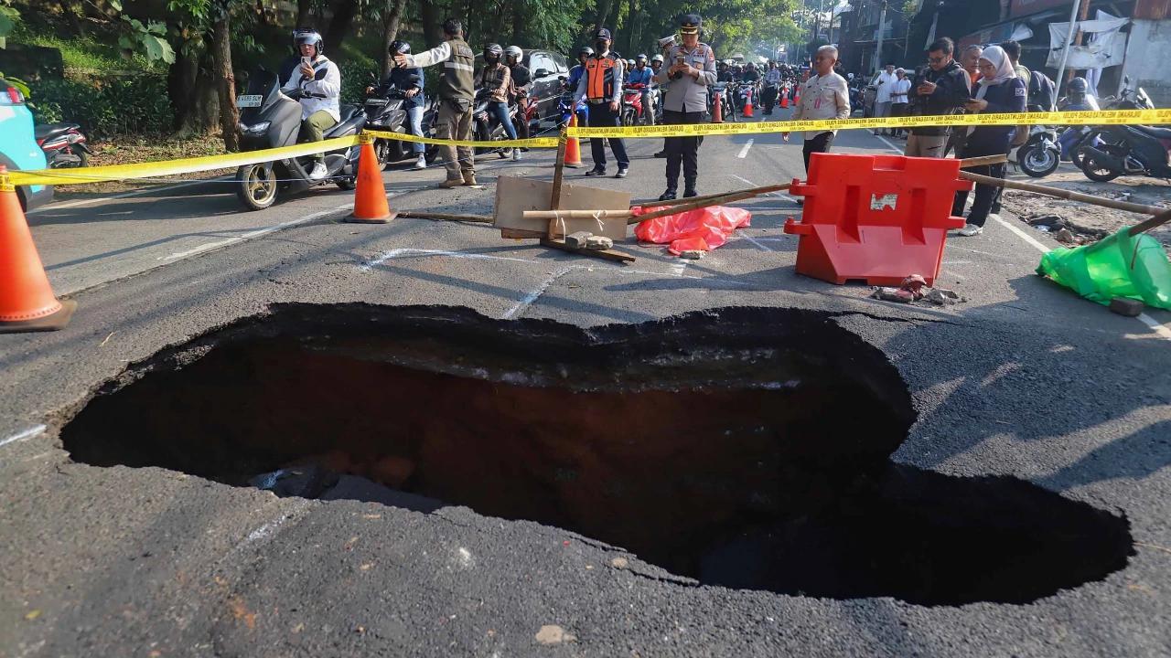 FOTO: Jalan Amblas Lenteng Agung Bikin Kemacetan Lalu Lintas