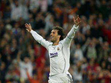 Penyerang Real Madrid Ruud Van Nistelrooy merayakan gol saat pertandingan Liga Champions melawan Steaua Bucharesti di Stadion Santiago Bernabeu, Spanyol, Rabu (1/11/2006). (AFP Photo/Pedro Armestre)