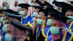 Sejumlah pelajar yang memakai masker sebagai tindakan pencegahan terhadap virus corona COVID-19 mengikuti acara wisuda SMK Farmasi di Banda Aceh (24/9/2020). (AFP/Chaideer Mahyuddin)