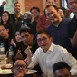 Kebahagiaan dirasakan Ketua Tim Pemenangan Nasional (TPN) Ganjar Pranowo, Arsjad Rasjid. Tokoh muda berdarah Sumatera Selatan (Sumsel) yang juga menjabat sebagai Ketua Umum Kamar Dagang dan Industri Indonesia (Kadin) 2021-2026 tersebut berkesempatan pulang kampung dan berkelakar dengan para konten kreator serta hip-hopers di Sumatera Selatan (Sumsel) (Istimewa)