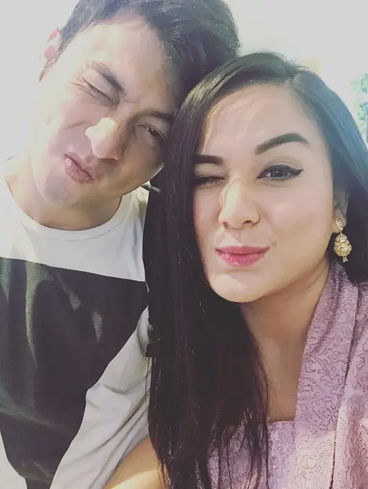 Kali ini, Juwita bersama dengan sang kekasih yang disebut-sebut Annisa sebagai biang dari masalahnya. Juwita tampak anggun dengan kebaya berwarna pink dan anting yang menjuntai di telinga. (Instagram/juwitatofhany11)