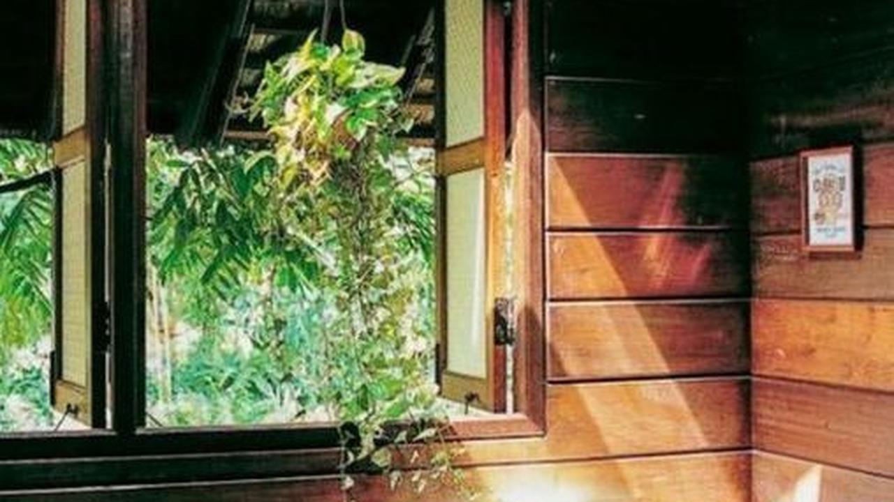 Kamar Mandi Khas Pedesaan Natural dengan Sentuhan Kayu