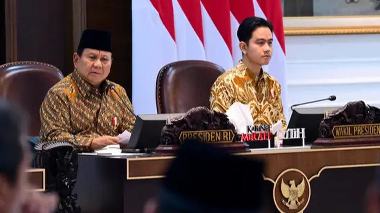 VIDEO: Survei Indikator: 85,3% Publik Yakin ke Prabowo, Efek Bulan Madu Politik & Pisau Bermata Dua