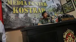 Pangkostrad Letnan Jenderal Mulyono memberikan keterangan di Media Center Kostrad, Jakarta, Senin (13/7/2015). Mulyono menyerahkan sepenuhnya pengusutan kasus penusukan anggota Brigif L-3/k di Gowa kepada kepolisian. (Liputan6.com/Faizal Fanani)