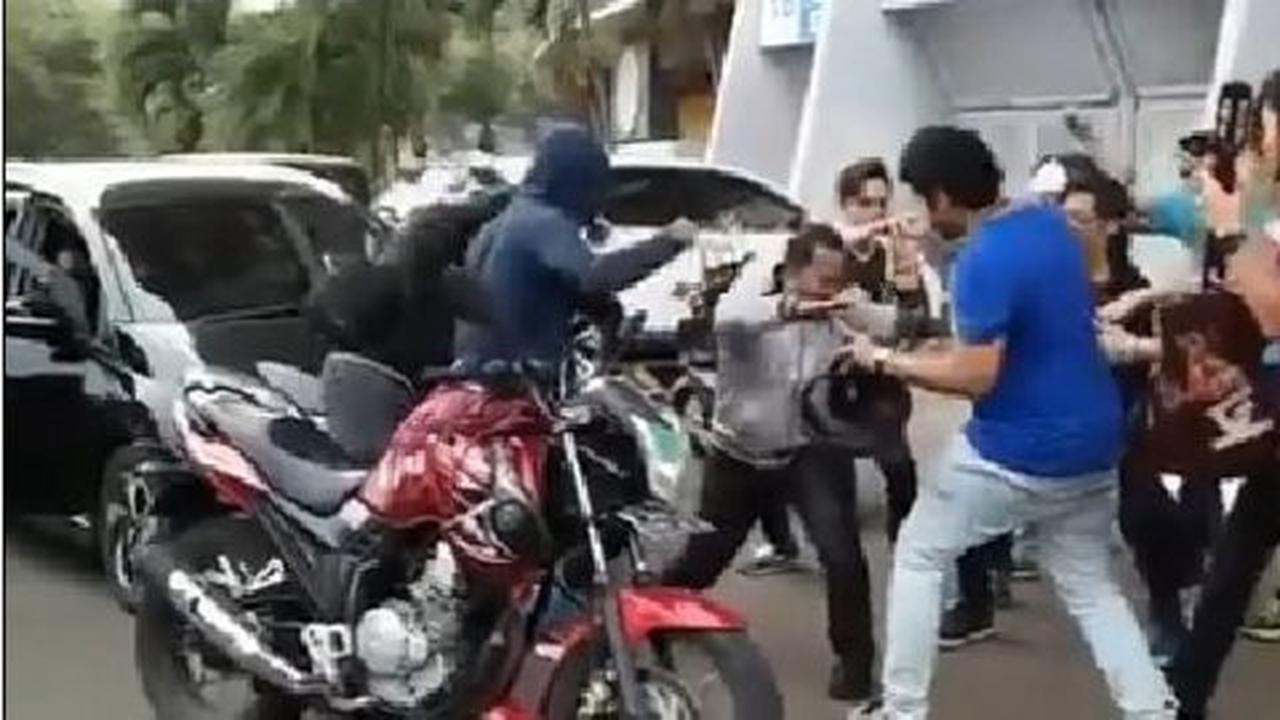 Video: Parodi pengeroyokan Ki Kusumo di Kelapa Gading