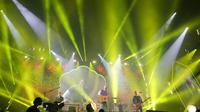 Suasana konser Grup band Coldplay saat menghibur para penonton di Lapangan FedEx di Landover, Md, AS (6/8). (Photo by Brent N. Clarke/Invision/AP)