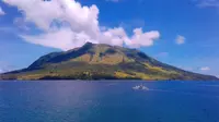 Gunung Ruang di Kepulauan Sangihe Sulawesi Utara. (Dok: Instagram @theodosius_moses&nbsp;https://www.instagram.com/p/BjIHdRcD0EZ/?igsh=MTN0ZTFpbm8wZHBoYw==)