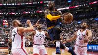 Forward Cleveland Cavaliers, LeBron James, mencoba melakukan drive melewati tiga pemain Toronto Raptors pada Gim 3 semifinal Wilayah Timur di Toronto, Jumat (5/5/2017). (The Canadian Press via AP/Frank Gunn)