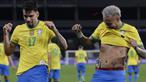 Kerjasama Lucas Paqueta dan Neymar berhasil antar Brasil ke babak Final CONMEBOL Copa America 2021 setelah tumbangkan Peru. Pertandingan diwarnai dengan peluang-peluang emas dari kedua kubu yang saling serang. (Foto: AP/Silvia Izquierdo)