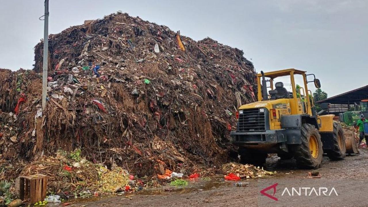 Sudin LH Jaktim Targetkan Lima Hari Atasi Lonjakan Sampah Kramat Jati