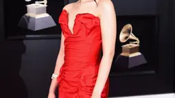 Penyanyi Camila Cabello berpose setibanya di karpet merah ajang musik bergengsi Grammy Awards 2018 di New York, Minggu (28/1). Gaun merah Camila sukses memancarkan aura seksi dan siluet jam pasir sang penyanyi. (Dimitrios Kambouris/GETTY IMAGES/AFP)