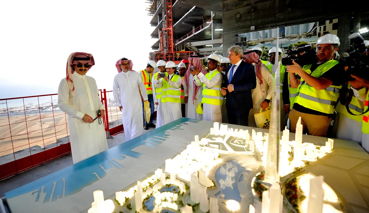 Pangeran Arab Saudi, Alwaleed bin Talal (kiri) melihat miniatur Menara Jeddah di proyek Menara Jeddah, Laut Merah, Jeddah (11/5). Proyek Menara Jeddah dirancang memiliki 200 lantai dan menghadap Laut Merah. (AFP PHOTO/Amer Hilabi)