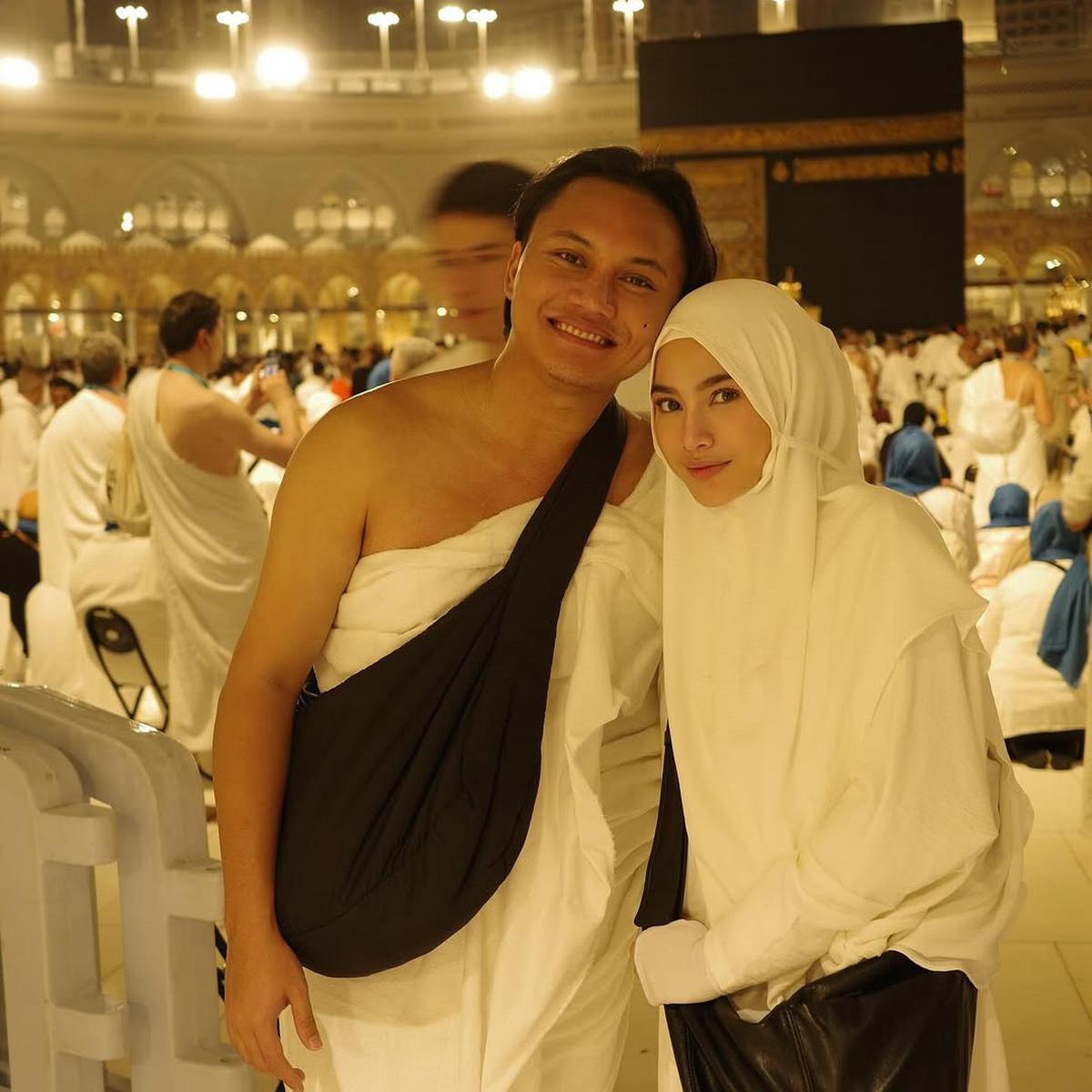<p>Pesona Mahalini Kenakan Hijab saat Umrah. [@rizkyfbian]</p>
