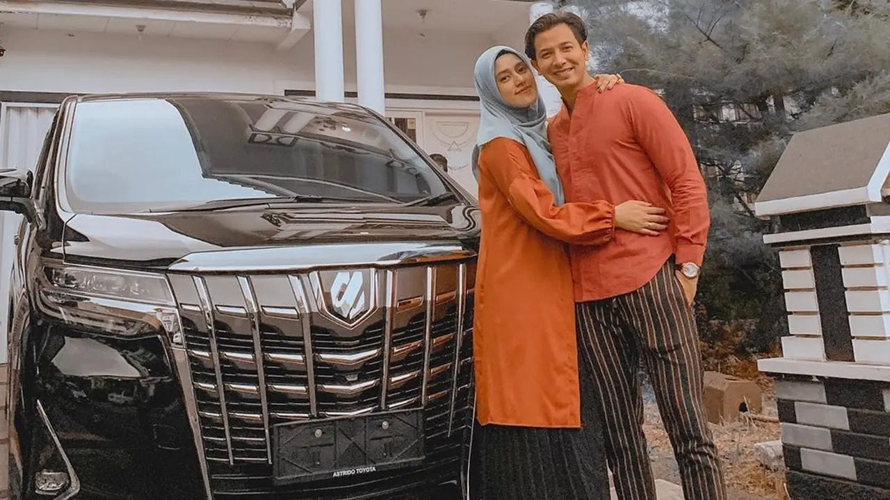 Momen Seru Sonny Septian Bungkus Hadiah Mobil Mewah Pakai Koran