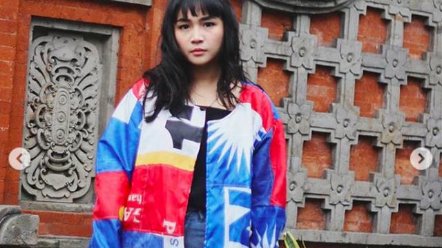 Super Kreatif, Seniman Ini Ubah Bendera Bekas Kampanye Jadi Jaket Kece