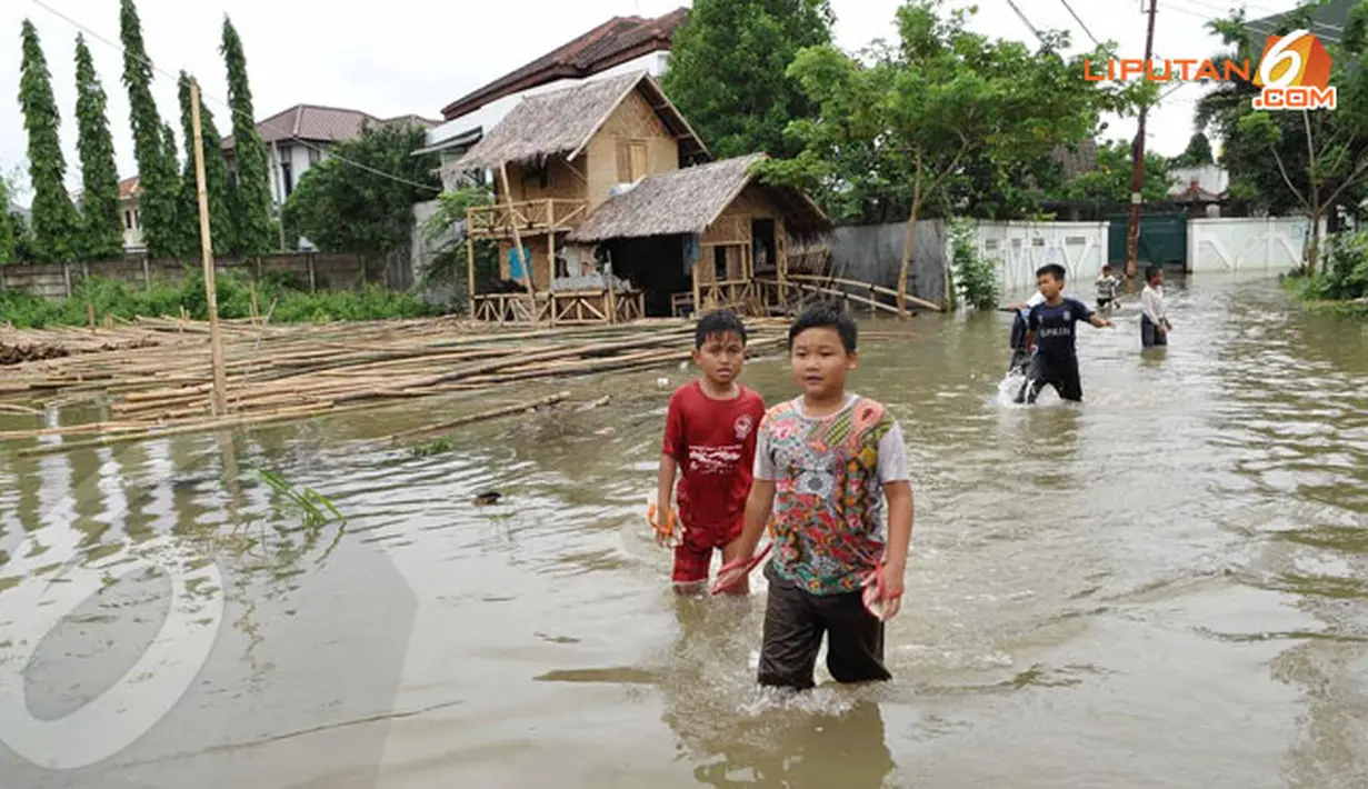 Tidak hanya di jalan raya, banjir juga melanda pemukiman warga setinggi 40 cm (Liputan6.com/Andrian M Tunay)