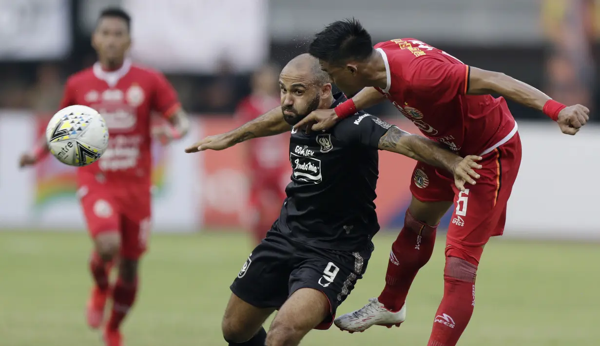 Bek Persija Jakarta, Maman Abdurahman, berebut bola dengan striker PSIS Semarang, Claudir Marini, pada laga Liga 1 di Stadion Patriot, Bekasi, Minggu (15/9). Persija menang 2-1 atas PSIS. (Bola.com/M Iqbal Ichsan)