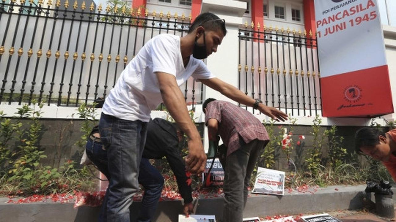 Tolak Sutiyoso jadi kepala BIN, mahasiswa tabur bunga di DPP PDIP