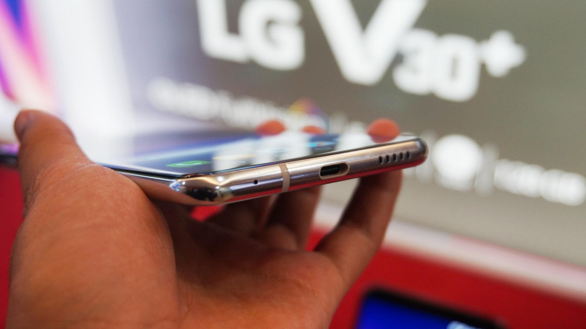 Tampilan sisi bawah LG V30+, pengisian daya smartphone ini menggunakan port USB Tipe C (Liputan6.com/ Agustin Setyo Wardani)