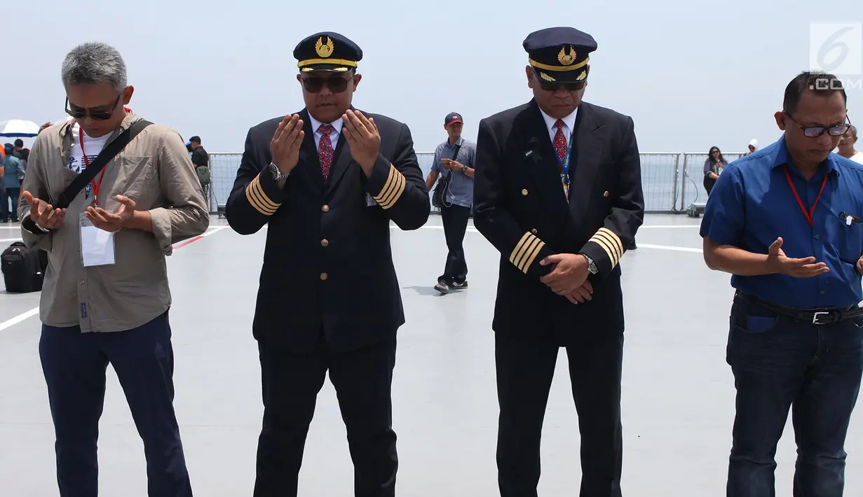 Karyawan dan crew pesawat Lion Air  berdoa bersama di atas KRI Banda Aceh di Perairan Tanjung karawang, Jabar (6/11). Pesawat Lion Air JT 610 rute Jakarta-Pangkal Pinang jatuh di Tanjung Karawang, Jabar, Senin (29/10/2018). (Merdeka.com/Imam Buhori)