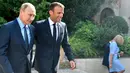 Presiden Prancis Emmanuel Macron (kanan) menyambut Presiden Rusia Vladimir Putin di Benteng Bregancon, Bormes-les-Mimosas, Prancis, Senin (19/8/2019). Pertemuan Putin dan Macron untuk membahas krisis dunia. (Gerard JULIEN/POOL/AFP)
