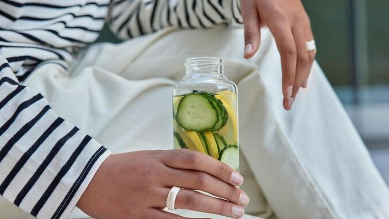 Berikut adalah beberapa makanan alami yang dapat membantu membersihkan hati dari bahaya racun: