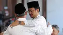 Komisioner KPU, Ferry Kurnia Rizkiyansyah (kanan) usai melayat jenazah Ketua KPU, Husni Kamil Manik di kompleks KPU, Jakarta, Jumat (8/7). Husni Kamil Manik wafat pada Kamis (7/7) di usia 40 tahun. (Liputan6.com/Helmi Fithriansyah)