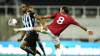 Gelandang Manchester United, Juan Mata, berebut bola dengan pemain Newcastle United, Callum Wilson, pada laga Liga Inggris di Stadion St. James' Park, Minggu (18/10/2020). MU menang telak dengan skor 4-1. (Owen Humpreys/PA via AP)
