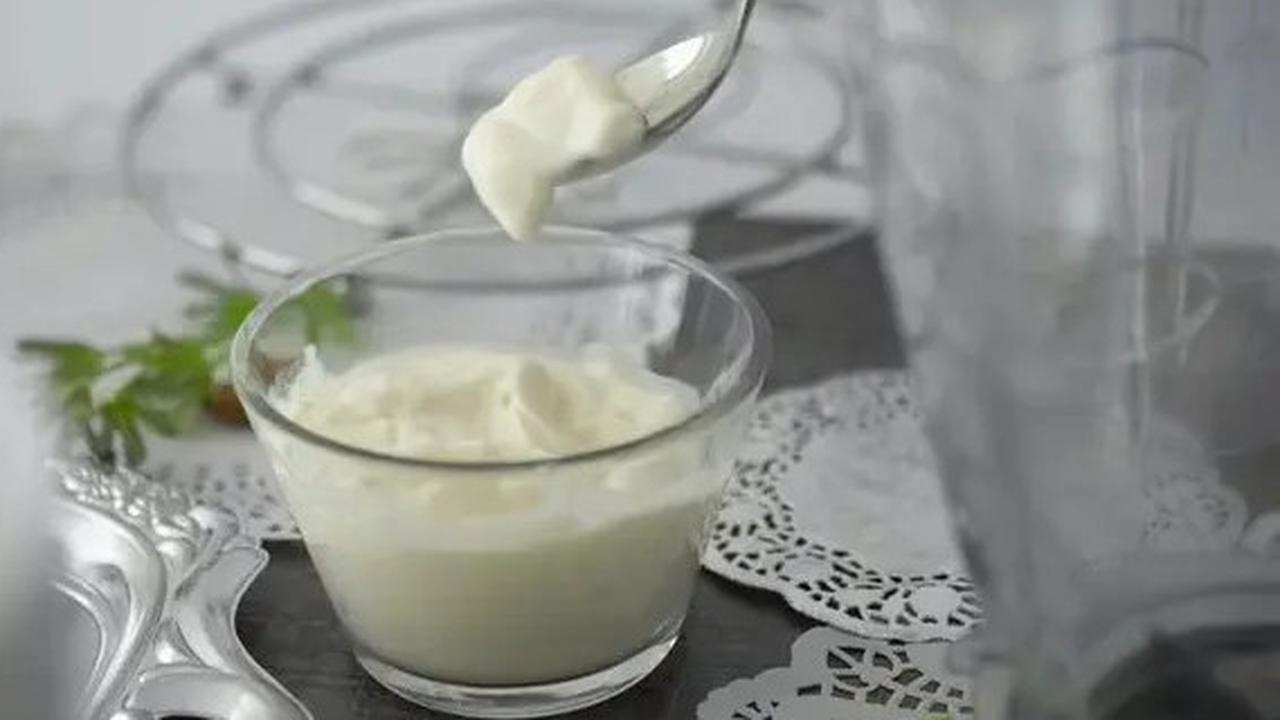 Apa Sih Sebenarnya Perbedaan Manfaat antara Greek Yogurt dan Yogurt Biasa?