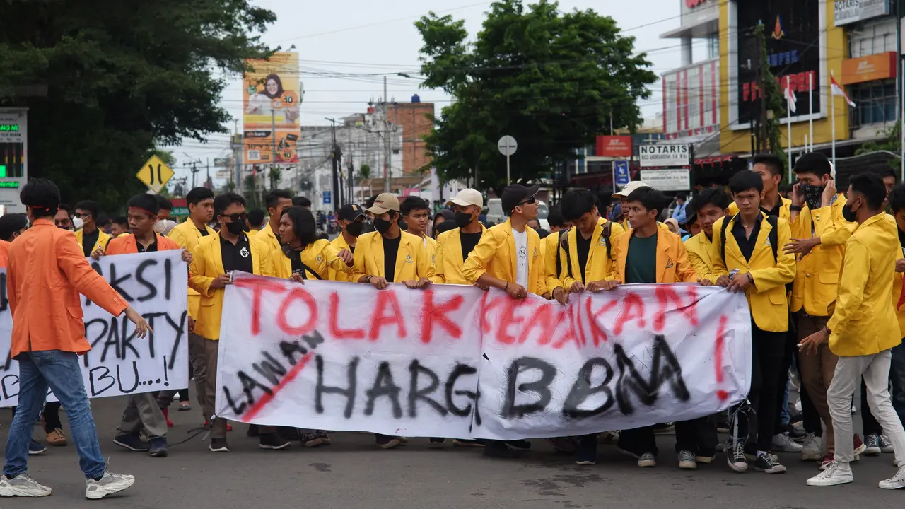 6 Potret Aksi Demo Buruh-Mahasiswa Tolak Kenaikan BBM di Palembang