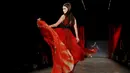 Miss Universe 2015, Pia Alonzo Wurtzbach membawakan gaun berwarna merah rancangan Macy dengan tema Go Red For Women Red di New York Fashion Week (11/2/2016). (REUTERS/Andrew Kelly)