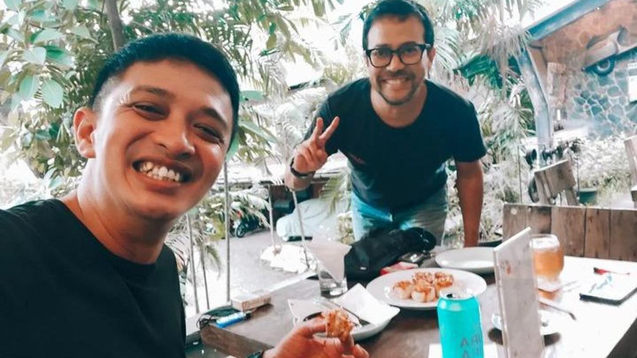 Eza Yayang sering membagikan momen kebersamaan dengan almarhum. Tampak Eza Yayang bersama  Omar Olly Alaydrus sedang berbincang hangat.<br>