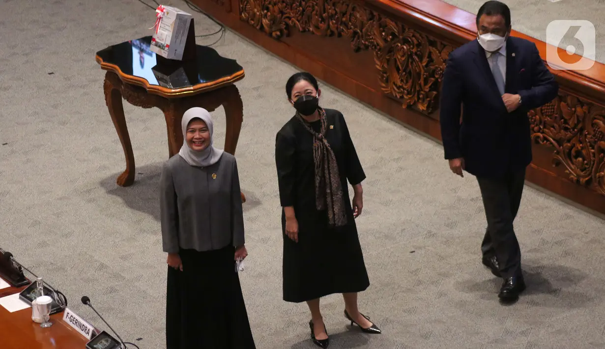 Ketua BPK Isma Yatun (kiri) bersama Ketua DPR Puan Maharani (tengah) dan Wakil Ketua DPR Rachmat Gobel (kanan) saat Rapat Paripurna DPR ke-25 Masa Persidangan V Tahun 2021-2022 di Kompleks Parlemen, Jakarta, Selasa (14/6/2022). BPK menyematkan opini wajar tanpa pengecualian (WTP) terhadap laporan keuangan pemerintah tahun 2021 yang terdiri dari laporan keuangan pemerintah pusat (LKPP), laporan keuangan kementerian negara/lembaga (LKKL), dan laporan keuangan bendahara umum negara (LKBUN). (Liputan6.com/Angga Yuniar)