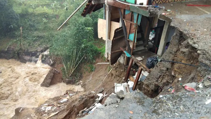 Lonsor Tutup Jalur Puncak, Bogor (Dok. Istimewa)