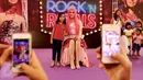 Seorang anak foto bersama wanita cantik berkarakter Barbie di pusat perbelanjaan Lippo Mall Kemang, Jakarta, Sabtu (19/12). Momentum bersama Barbie yang mengangkat tema Barbie Rock N Royals menghadirkan kegiatan menarik.  (Liputan6.com/Fery Pradolo)
