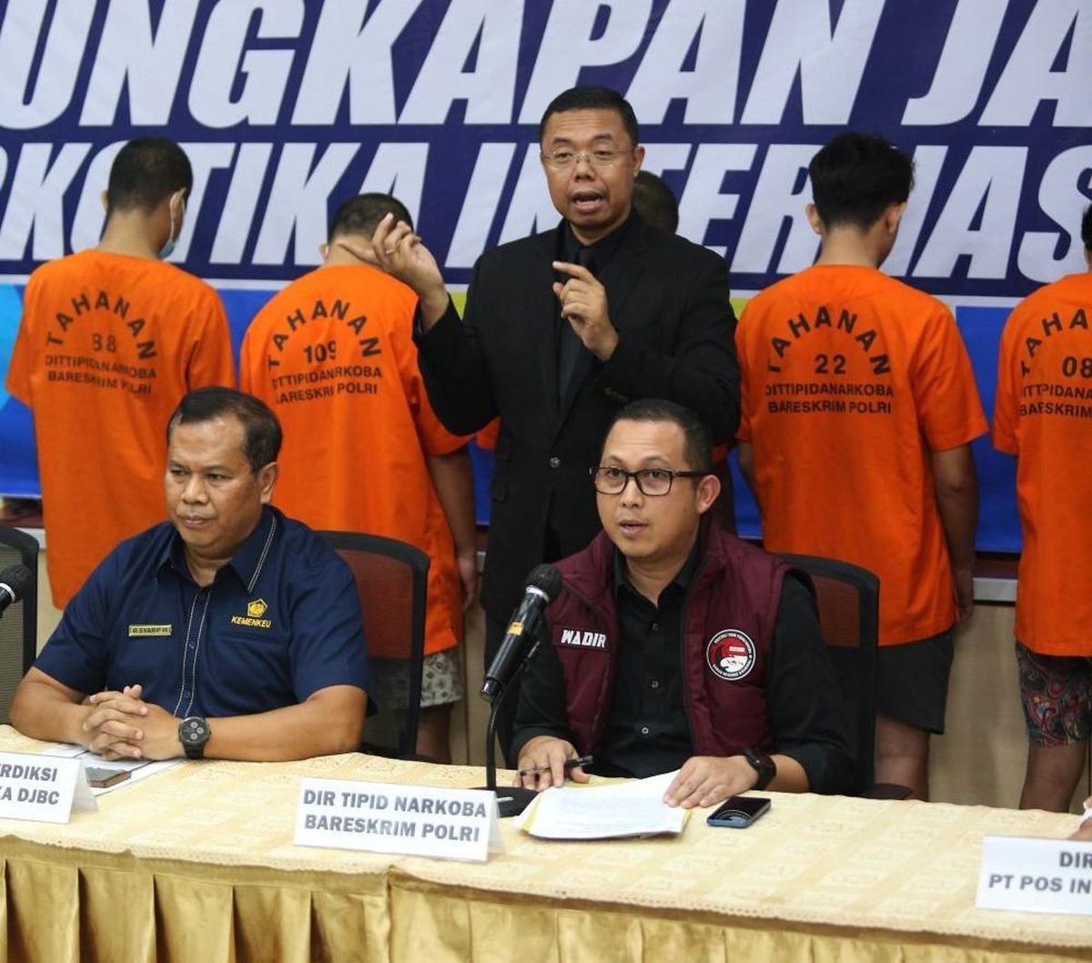Kepala Kantor Wilayah DJBC Jakarta, Rusman Hadi (kiri), Direktur Interdiksi Narkotika DJBC Syarif Hidayat (tengah) dan Wakil Dirtipid Narkoba Bareskrim Polri Kombes Arie Ardian Rishadi (kanan) memberikan keterangan pers terkait penggagalan penyelundupan n