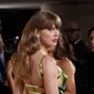 Penyanyi-penulis lagu AS Taylor Swift tiba untuk menghadiri ajang Golden Globe Awards tahunan ke-81 atau Golden Globes 2024 di hotel The Beverly Hilton di Beverly Hills, California, Minggu (7/1/2024). (Amy Sussman / GETTY IMAGES NORTH AMERICA / Getty Images via AFP)